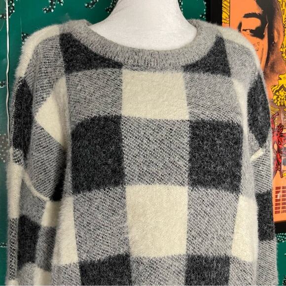 CYRUS Black & White Plaid Fuzzy Soft Scoop Neck Long Sleeve Sweater Size M - Picture 2 of 10